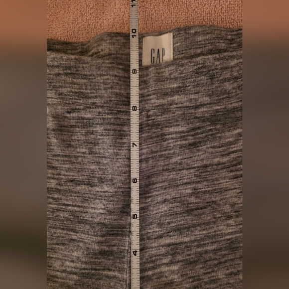 GAP Heathered Gray Women's Capris (Size Medium) - Picture 11 of 16